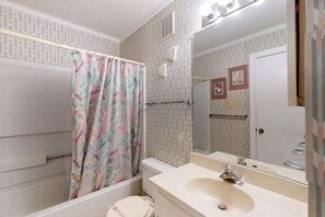 Shower, towels - Elegant Sun-Filled Condo w/Screened Balcony, Water Views, Shared Pool, Free WiFi (Ocean City)