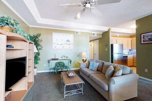 Ein Wohnzimmer mit Sofa, Couchtisch und Fernsehschrank.