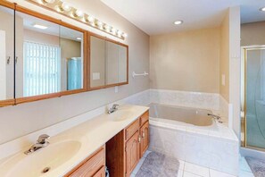 Shower, towels - Multi-Level Home Close to the Beach w/Air Hockey, Free WiFi, Decks, & Balconies (Ocean City)