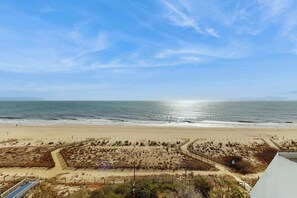 On the beach - Oceanfront Condo with 2 Balconies, Ocean/Bay Views, AC & Shared Pools/Hot Tub (Ocean City)