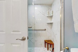 Een douche, handdoeken