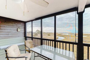 Outdoor dining - Convenient Coastal Condo w/Shared Outdoor Pool, Private Washer/Dryer, Free WiFi (Ocean City)