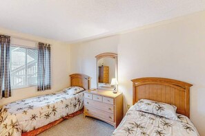 2 bedrooms, iron/ironing board, WiFi, bed sheets - Convenient Coastal Condo w/Shared Outdoor Pool, Private Washer/Dryer, Free WiFi (Ocean City)