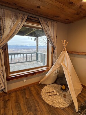 Interior - Riverview Retreat / Sleeps 6 (De Soto)