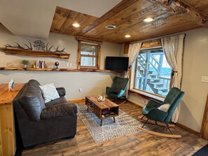 Living area - Riverview Retreat / Sleeps 6 (De Soto)