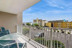 Property grounds - Ocean Block Condo w/ 2 Balconies, AC, Fireplace, Laundry & Shared Pool (Ocean City)