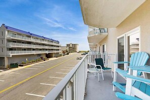 Property grounds - Ocean Block Condo w/ 2 Balconies, AC, Fireplace, Laundry & Shared Pool (Ocean City)