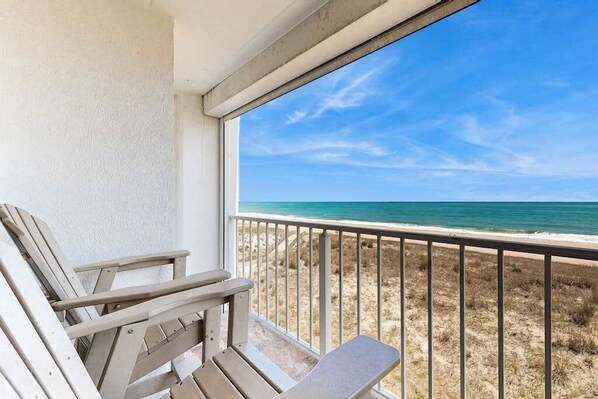 Property grounds - Airy Beachfront Condo w/Great Views, Private Balcony, W/D, Shared Outdoor Pool (Ocean City)