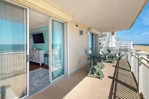 Outdoor dining - Beachfront Gem- Ocean-Facing Balcony, Rooftop Pool and free WIFI (Ocean City)