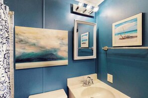 Shower, towels - Top-Floor Condo w/ Shared Deck, Central AC, Washer/Dryer - 1 Block to Beach (Ocean City)