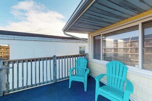 Terrace/patio - Top-Floor Condo w/ Shared Deck, Central AC, Washer/Dryer - 1 Block to Beach (Ocean City)