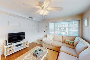 TV, offices - Top-Floor Condo w/ Shared Deck, Central AC, Washer/Dryer - 1 Block to Beach (Ocean City)