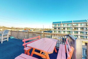 Outdoor dining - Top-Floor Condo w/ Shared Deck, Central AC, Washer/Dryer - 1 Block to Beach (Ocean City)