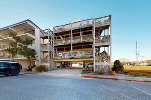 Exterior - Top-Floor Condo w/ Shared Deck, Central AC, Washer/Dryer - 1 Block to Beach (Ocean City)