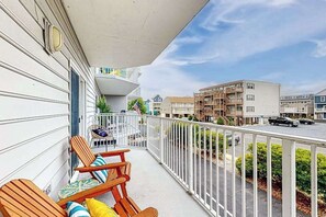 Terrace/patio - Newly Updated Condo Steps from the Beach w/ Balcony, Shared Rooftop Pool (Ocean City)