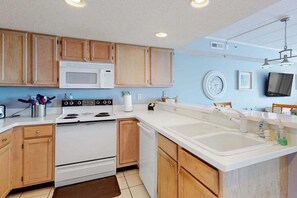 Fridge, microwave, oven, stovetop - Triton's Trumpet C 504 (Ocean City)