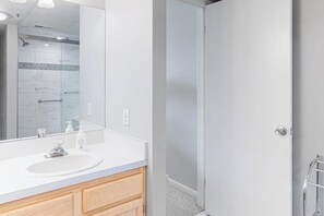 Shower, hair dryer - Triton's Trumpet C 504 (Ocean City)