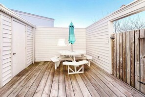 Outdoor dining - Attractive Townhouse With Wood Interior, Private Washer/Dryer, WiFi, Central AC (Ocean City)