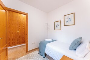 2 bedrooms, iron/ironing board, free WiFi, bed sheets - Cosy 2 Bed set in a quiet street of Los Boliches - Pass the Keys (Fuengirola)
