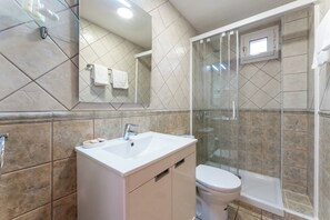 Shower, hair dryer, towels - Cosy 2 Bed set in a quiet street of Los Boliches - Pass the Keys (Fuengirola)
