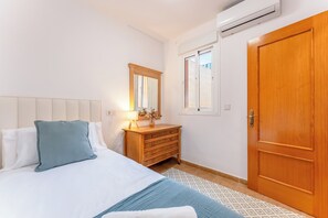 2 bedrooms, iron/ironing board, free WiFi, bed sheets - Cosy 2 Bed set in a quiet street of Los Boliches - Pass the Keys (Fuengirola)