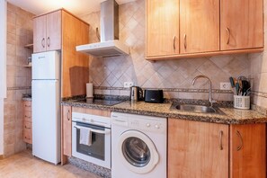 Fridge, microwave, oven, coffee/tea maker - Cosy 2 Bed set in a quiet street of Los Boliches - Pass the Keys (Fuengirola)