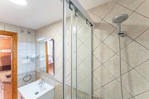 Shower, hair dryer, towels - Cosy 2 Bed set in a quiet street of Los Boliches - Pass the Keys (Fuengirola)
