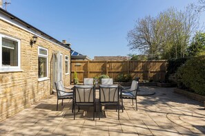 Outdoor dining - Exquisite 3 Bedroom House in Bourton on the Water - Pass the Keys (Bourton-on-the-Water)