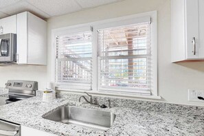Fridge, microwave, oven, stovetop - Gorgeous & roomy condo with partial AC & full kitchen - steps from beach access (Ocean City)