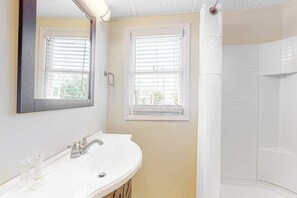 Shower, hair dryer, towels - Gorgeous & roomy condo with partial AC & full kitchen - steps from beach access (Ocean City)