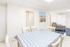 Dining - Gorgeous & roomy condo with partial AC & full kitchen - steps from beach access (Ocean City)