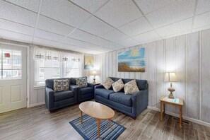 TV, DVD player, offices - Newly remodeled, ocean block condo with balcony, central AC & W/D (Ocean City)