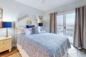 3 bedrooms, iron/ironing board, travel cot, WiFi - Renovated Corner Condo with Ocean View Balcony, Fireplace, & Shared Pool (Ocean City)