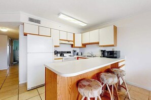 Fridge, microwave, oven, stovetop - Walk to the Beach Ocean Block Condo with Balcony, AC, WiFi & Shared Pool (Ocean City)
