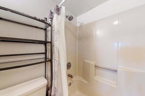 Shower, towels - Walk to the Beach Ocean Block Condo with Balcony, AC, WiFi & Shared Pool (Ocean City)