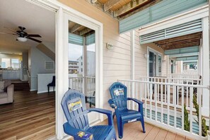 Terrace/patio - Newly Renovated, 3-Story Townhome with Balconies, WiFi, AC & Washer/Dryer (Ocean City)