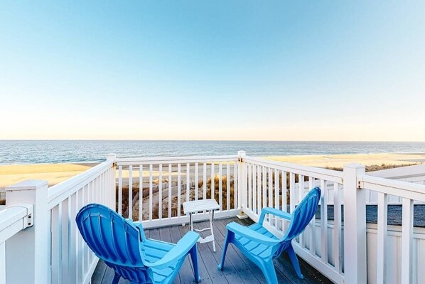 Property grounds - Beachfront Townhome with 3 Decks, Ocean & Sunset Views, AC, WiFi & Laundry (Ocean City)