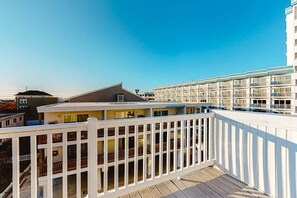 Property grounds - Beachfront Townhome with 3 Decks, Ocean & Sunset Views, AC, WiFi & Laundry (Ocean City)