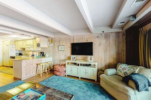 TV, DVD player, offices - Beachfront Townhome with 3 Decks, Ocean & Sunset Views, AC, WiFi & Laundry (Ocean City)