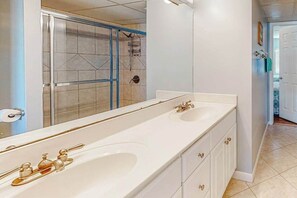 Shower, towels - Side Ocean View Condo near the Boardwalk with Balcony, AC, WiFi & Shared Pool (Ocean City)