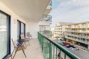 Property grounds - Side Ocean View Condo near the Boardwalk with Balcony, AC, WiFi & Shared Pool (Ocean City)
