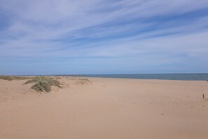 Beach nearby - Isla Canela Apartment with Shared Pool, Wi-Fi, and Air Conditioning (Ayamonte)