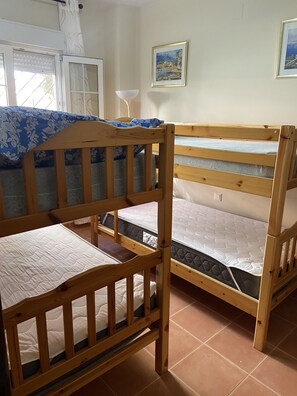 2 chambres, fer et planche à repasser, Wi-Fi, draps fournis