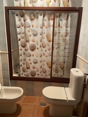 Douche, sèche-cheveux, serviettes fournies
