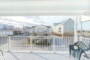 Terrace/patio - Well-appointed, ocean block condo with a large balcony, AC, and pool access (Ocean City)