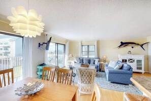 TV, DVD player, offices - Well-appointed, ocean block condo with a large balcony, AC, and pool access (Ocean City)
