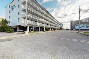 Eine mehrstöckige Parkgarage mit weißer Fassade und Balkonen.