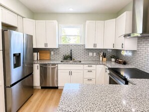 Private kitchen - Sleeps 10 •4BR Home •Perfect for Groups & Families (Columbus)