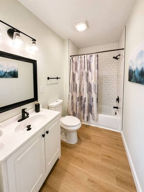 Shower, hair dryer, towels, soap - Sleeps 10 •4BR Home •Perfect for Groups & Families (Columbus)