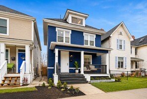 Exterior - Sleeps 10 •4BR Home •Perfect for Groups & Families (Columbus)